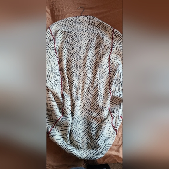 Vertigo Blanket Wrap Cardigen - Picture 4 of 8